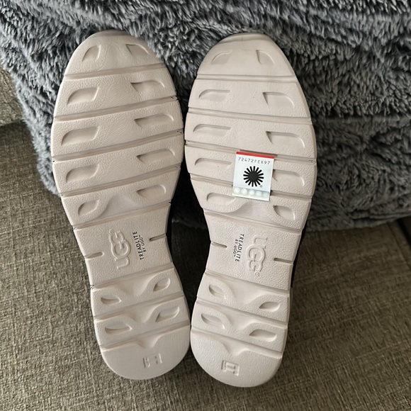 NEW UGG TYE BLACK - Picture 7 of 10